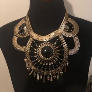 Beyoncé like stmt necklace - black and gold